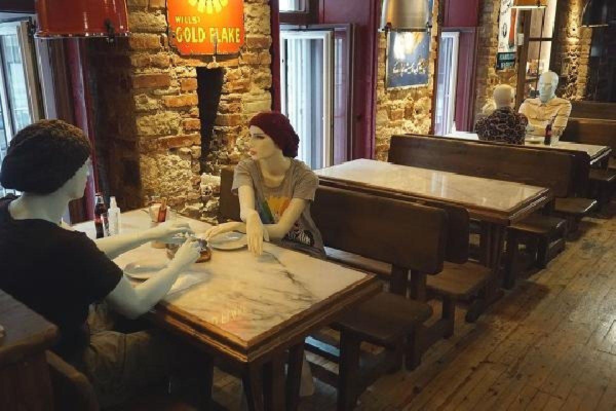 Kafelerden koronaya karşı 'cansız mankenli' tedbir