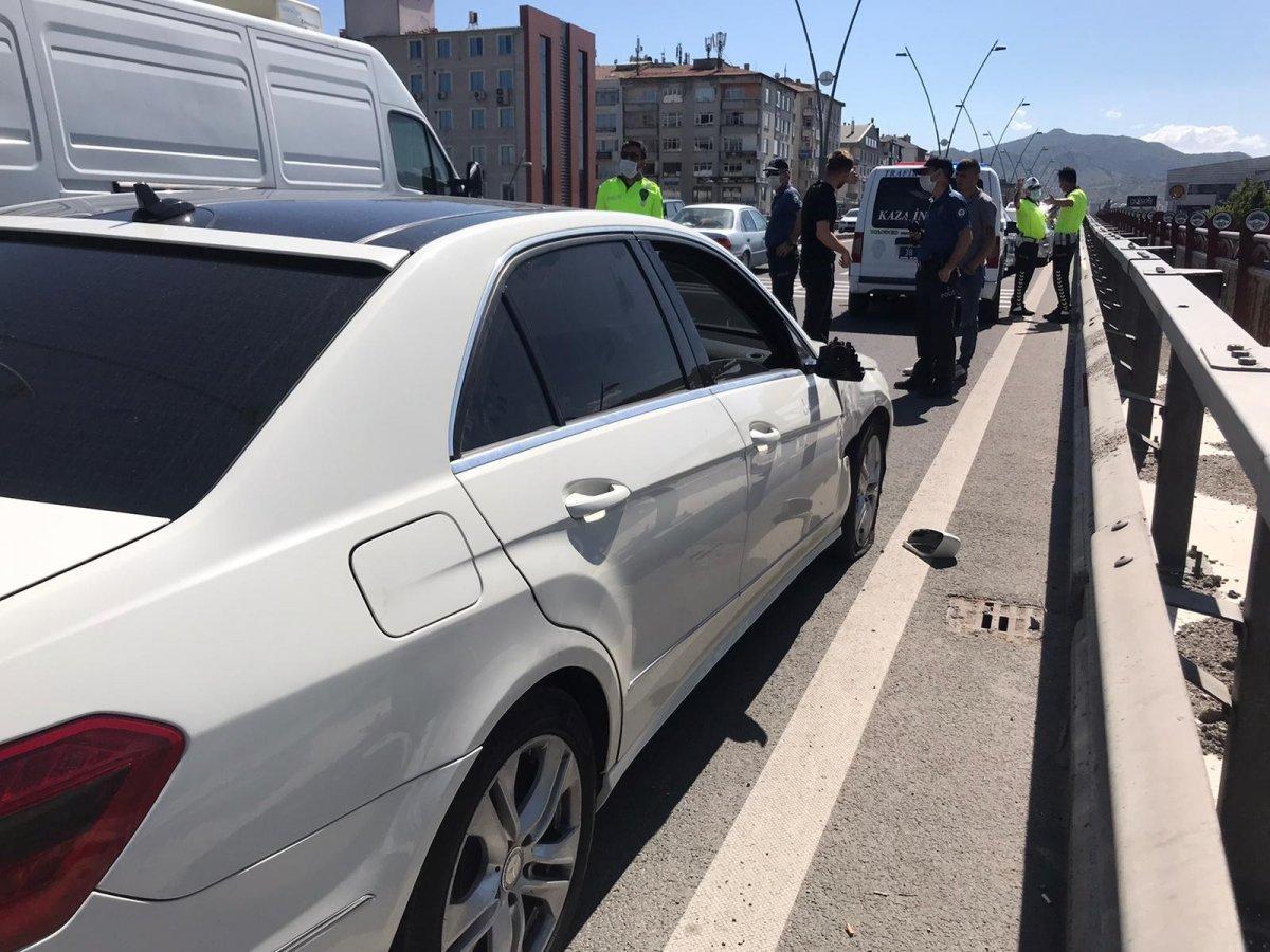 Kayseri'de kaza yaptırdıkları sürücünün parasını çaldılar