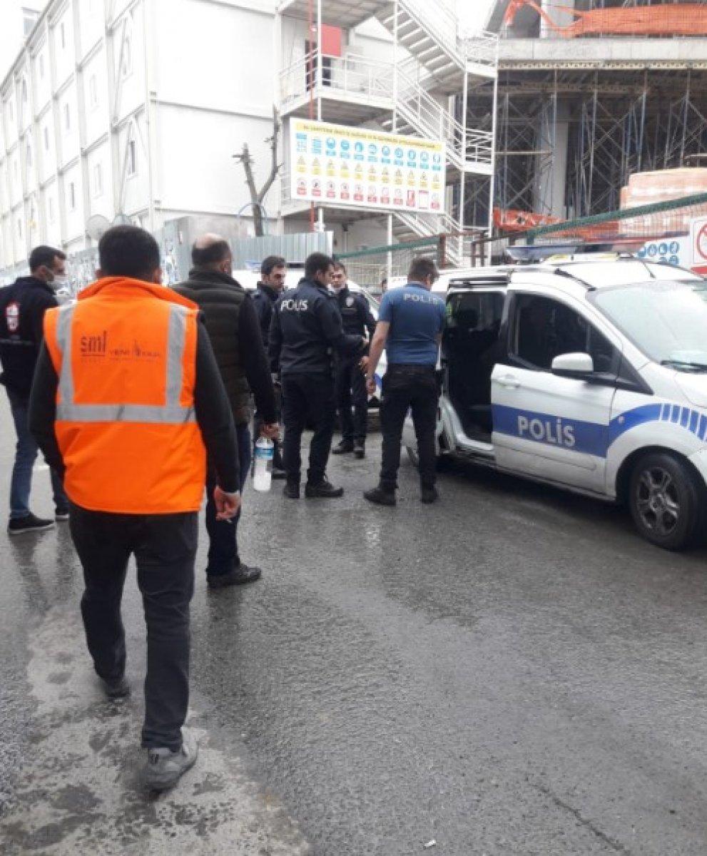 Kadının telefonunu çaldı, polisin üzerine doğru koştu