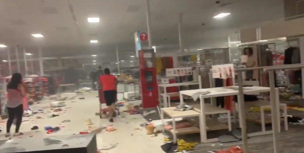 ABD’deki gösterilerde marketi yağmalayan kişi öldürüldü
