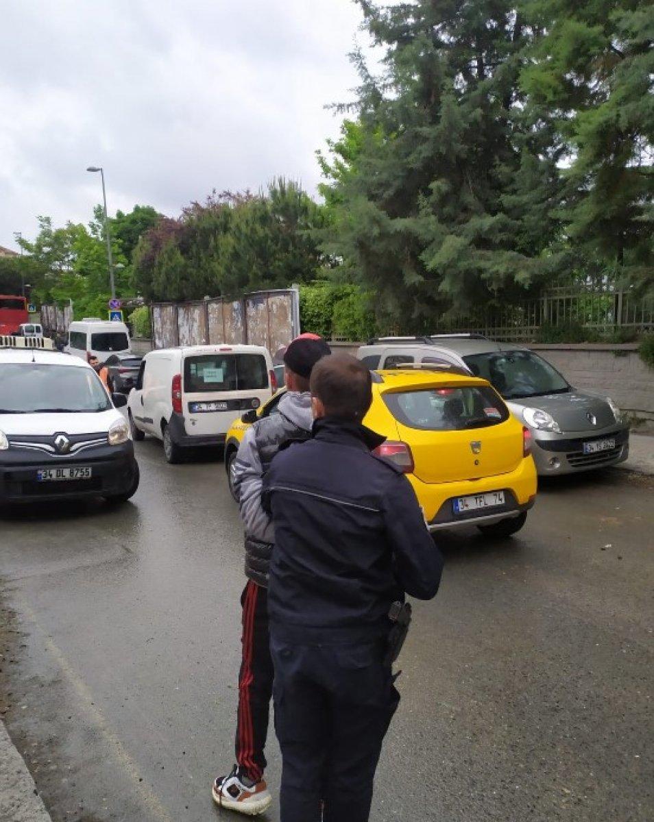 Kadının telefonunu çaldı, polisin üzerine doğru koştu