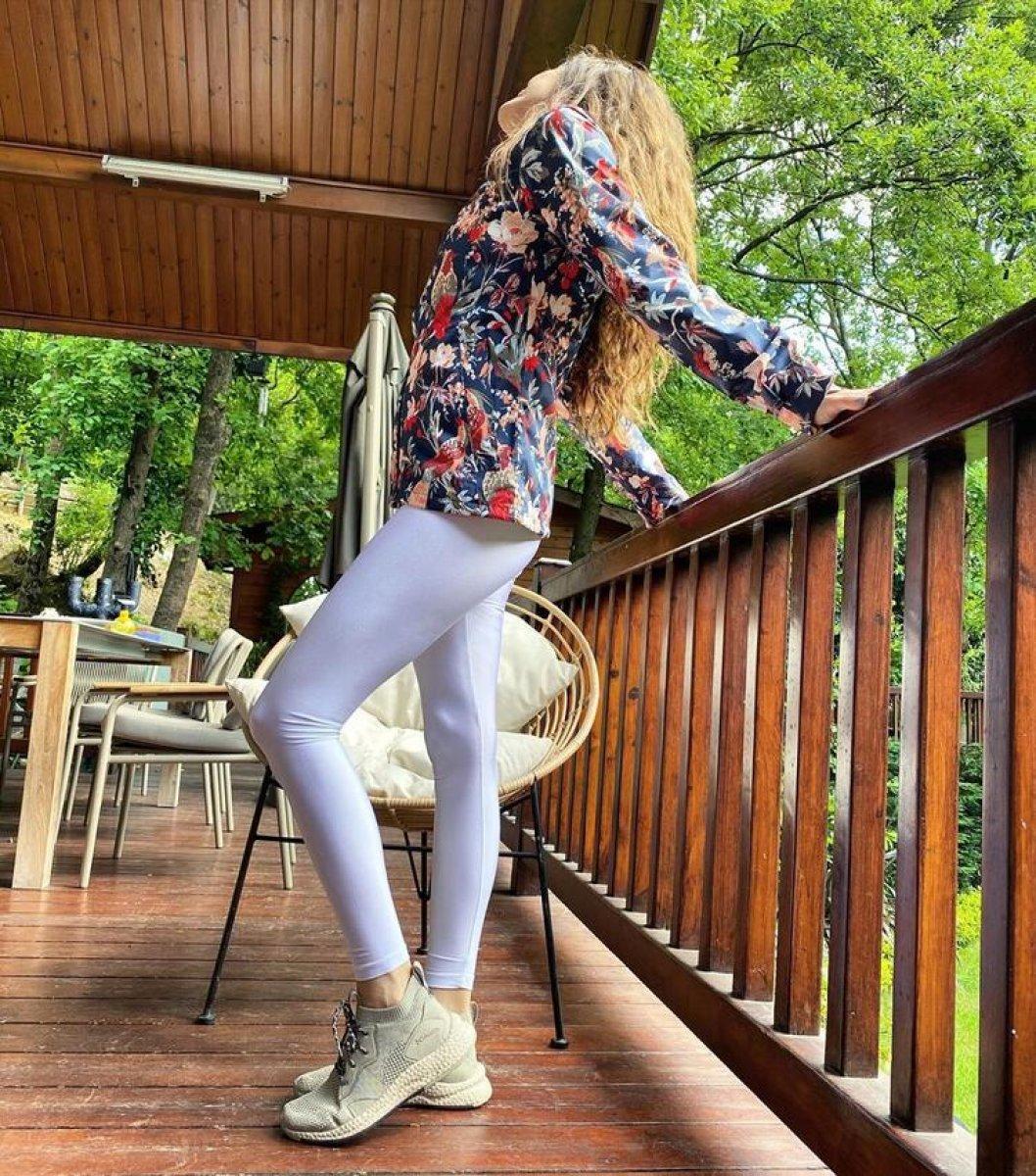 Duygu Sarışın, Kıvanç Tatlıtuğ'un köpeğiyle poz verdi