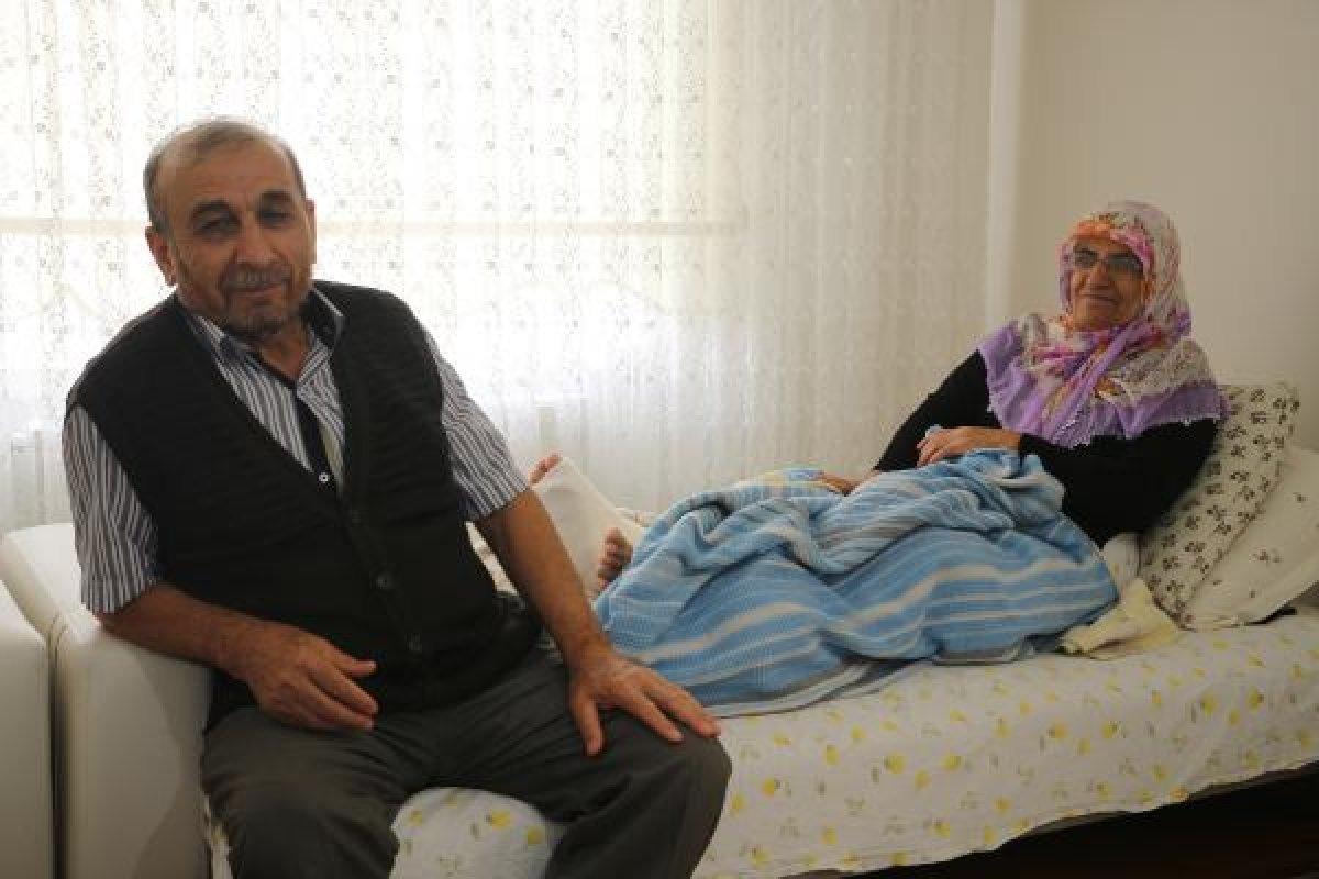 Ayağı kırılan kadını sırtında taşıyan polis