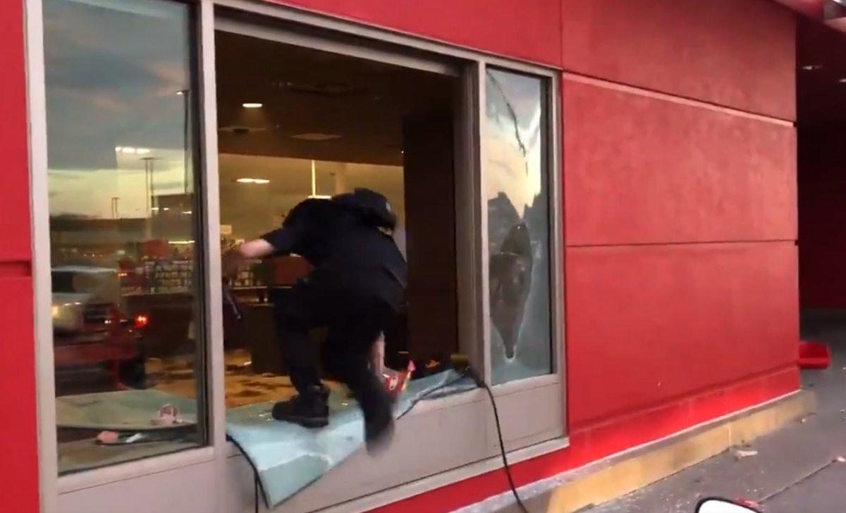 ABD’deki gösterilerde marketi yağmalayan kişi öldürüldü