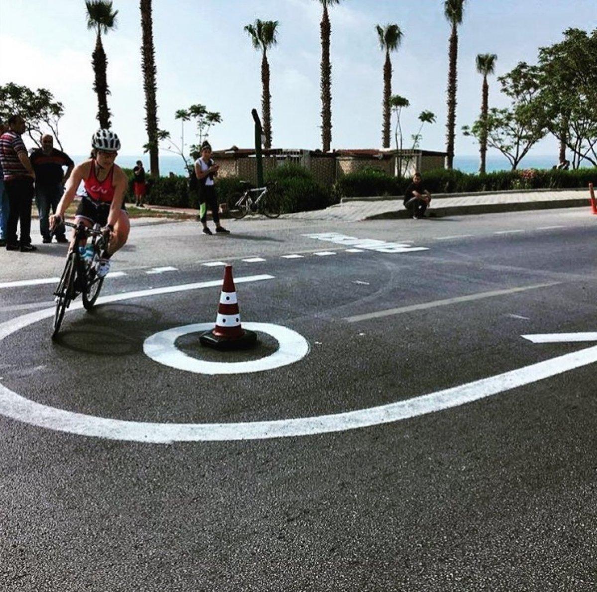 Nevşin Mengü bisikletten düştü