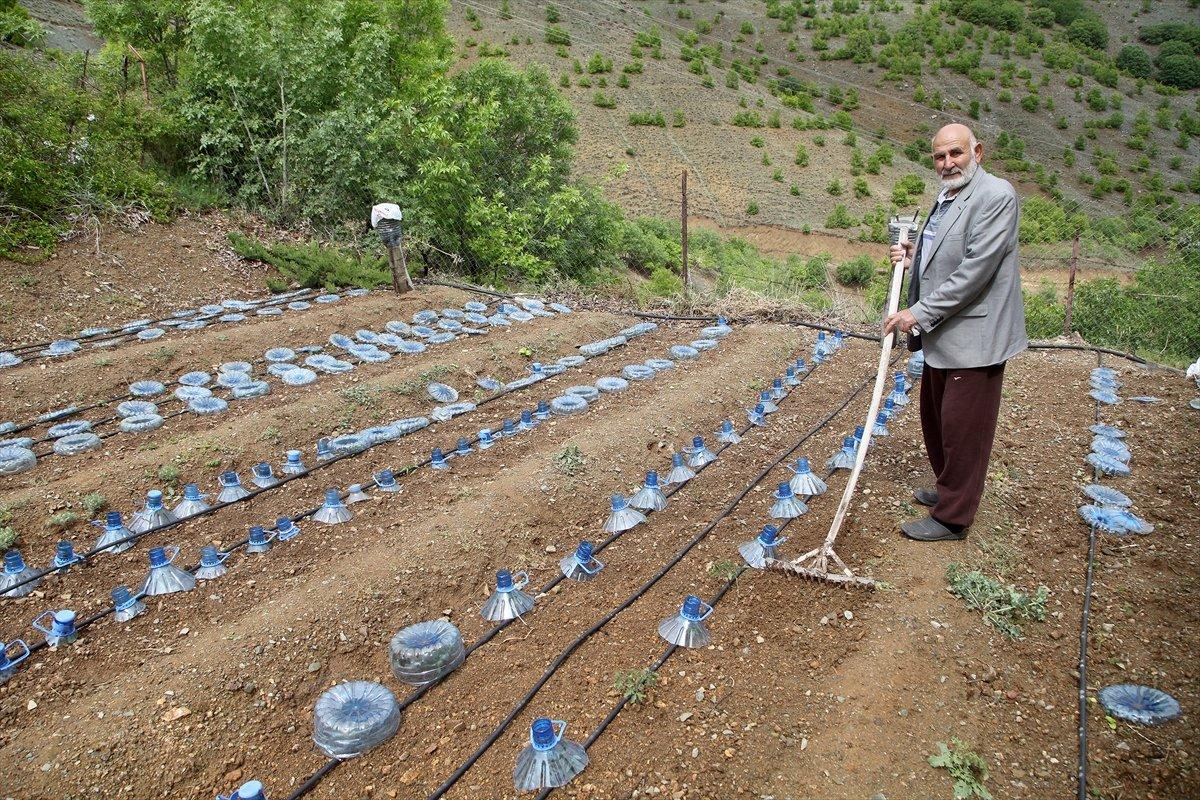 Erzincanlı çiftçiden dona karşı damacana ve poşetli önlem