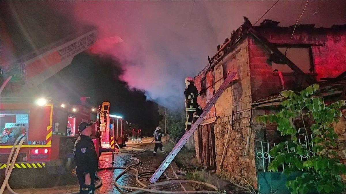 Denizli'de ahşap evde yangın çıktı: 1 ölü