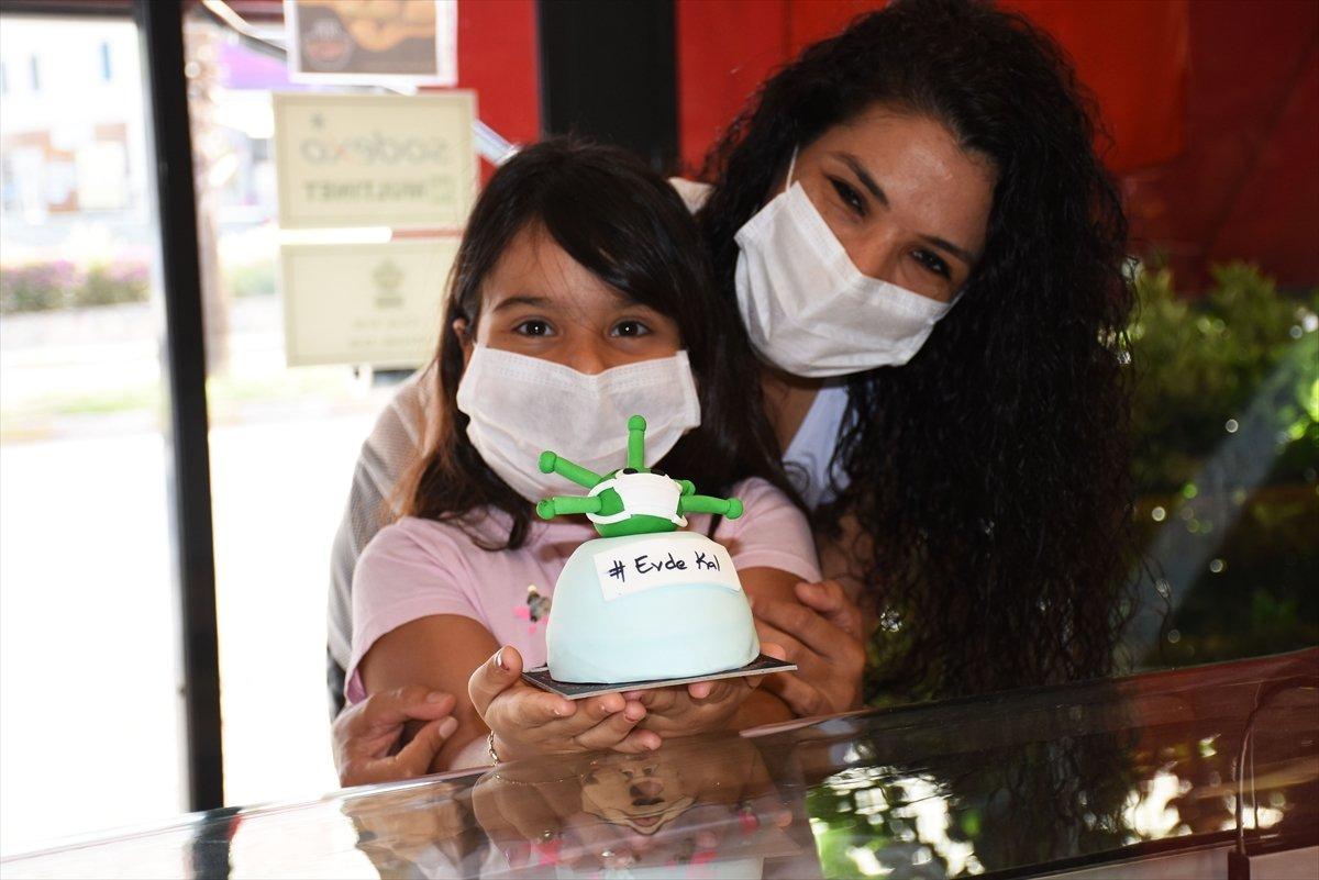 Çocuklara kooronavirüs önlemlerini 'tatlıyla' anlatıyor