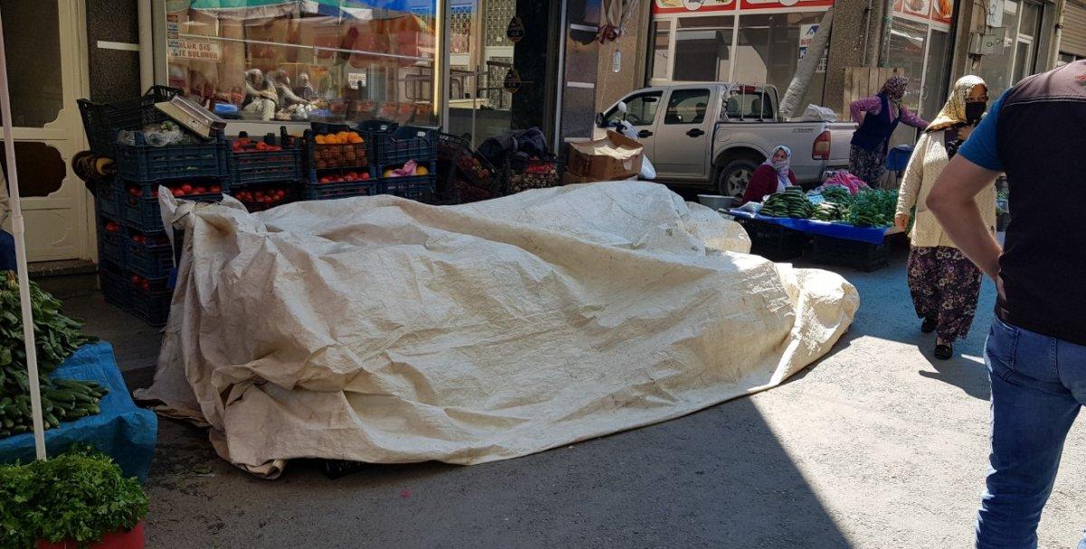 İzmir’de pazarcı kadın şalvarın içinde doğum yaptı