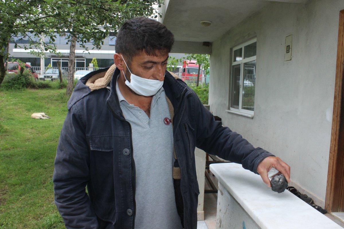 Düzce'de ot biçerken bahçede göktaşı buldu