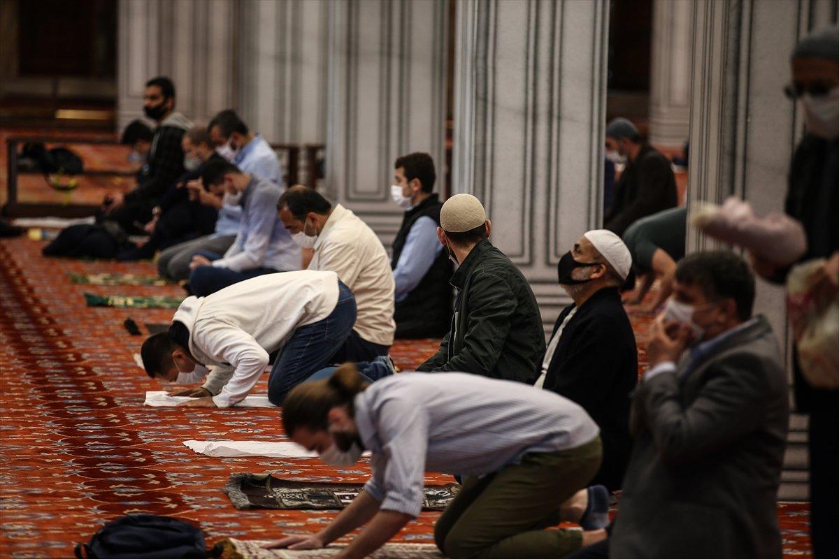 Camiler cemaatine kavuştu, cuma namazları kılındı