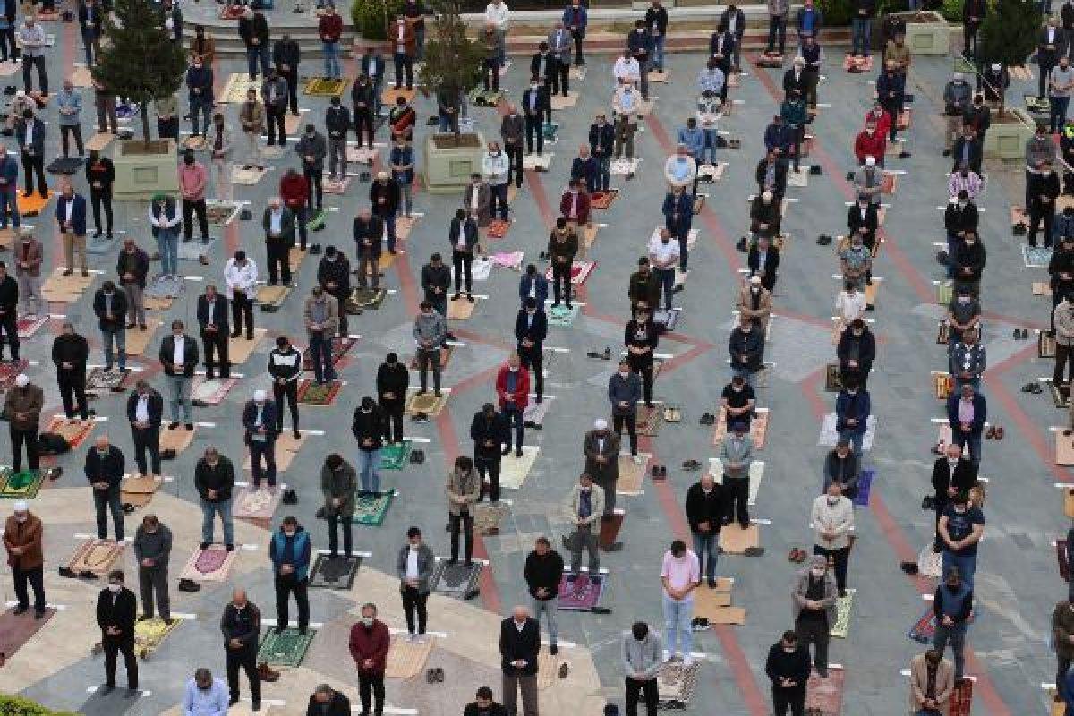 Camiler cemaatine kavuştu, cuma namazları kılındı