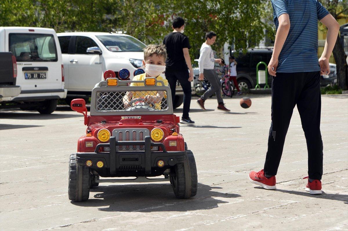 18 yaş altı çocuklar ve gençler, büyükleriyle gezebilecek