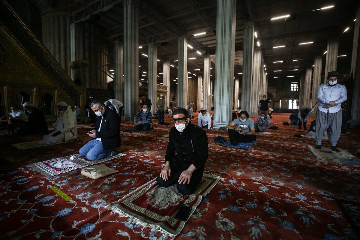 Camiler cemaatine kavuştu, cuma namazları kılındı