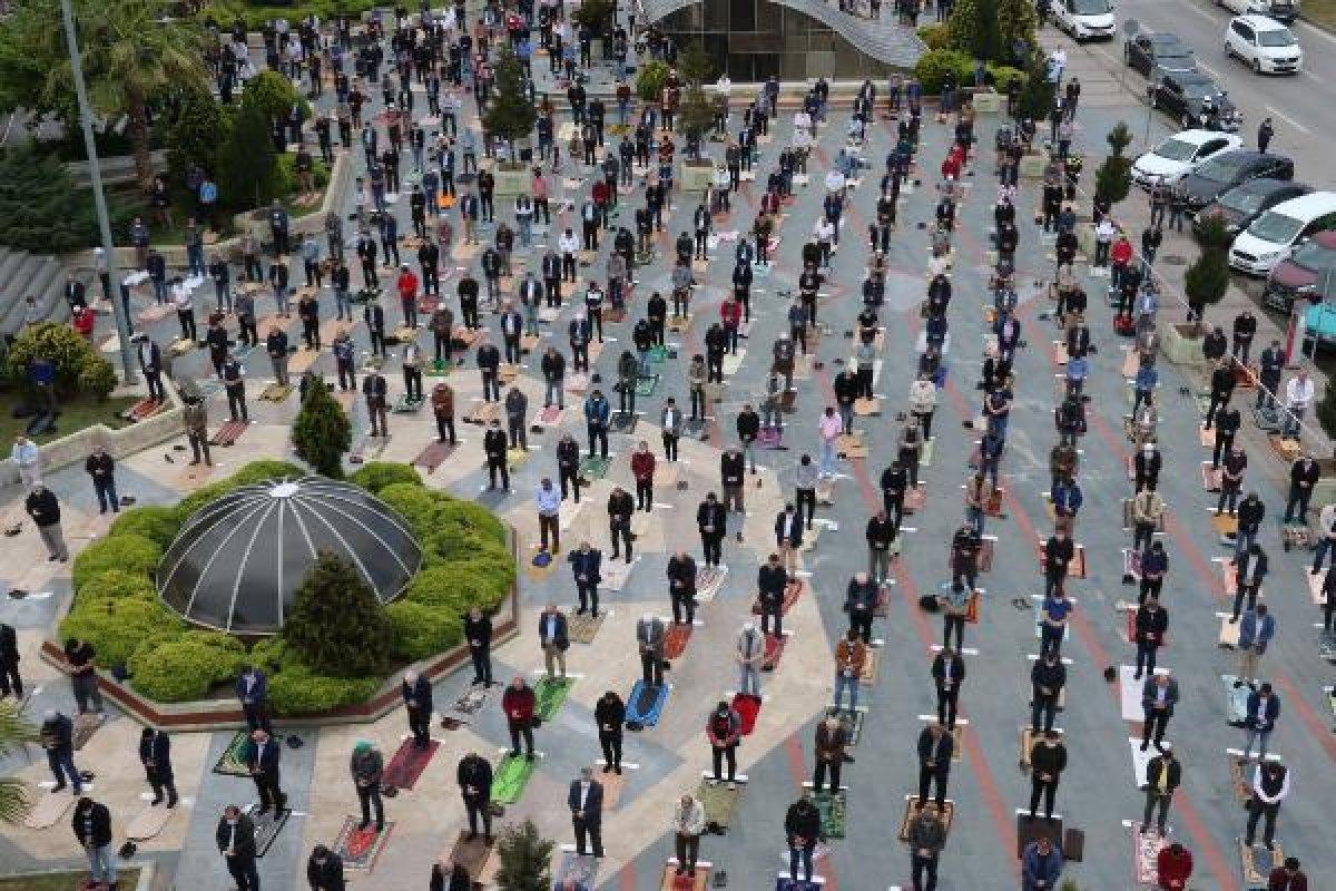 Camiler cemaatine kavuştu, cuma namazları kılındı