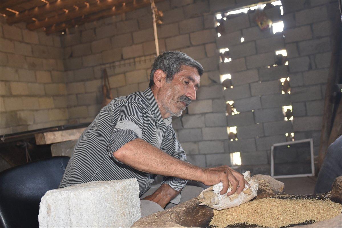 Yarım asırlık değirmen ile 7 çocuğunu okutuyor