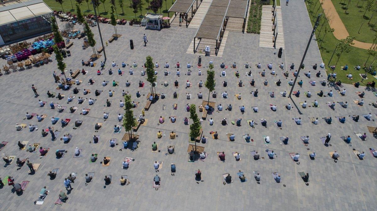 Camiler cemaatine kavuştu, cuma namazları kılındı