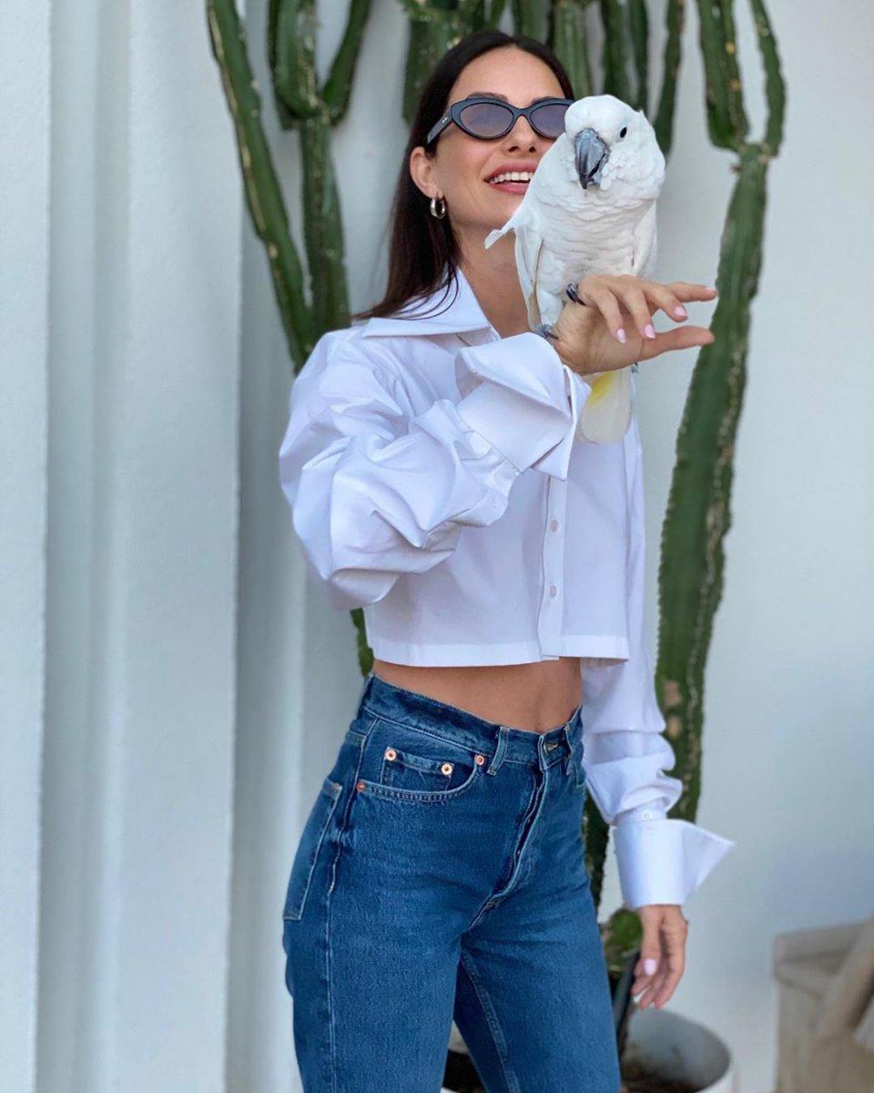 Yasemin Özilhan'dan papağanlı kombin