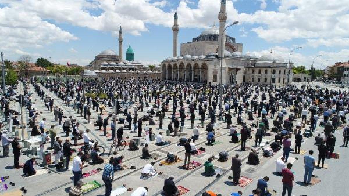 Camiler cemaatine kavuştu, cuma namazları kılındı