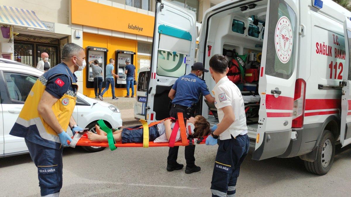 Gaziantep'te yola atlayan çocuğa araba çarptı