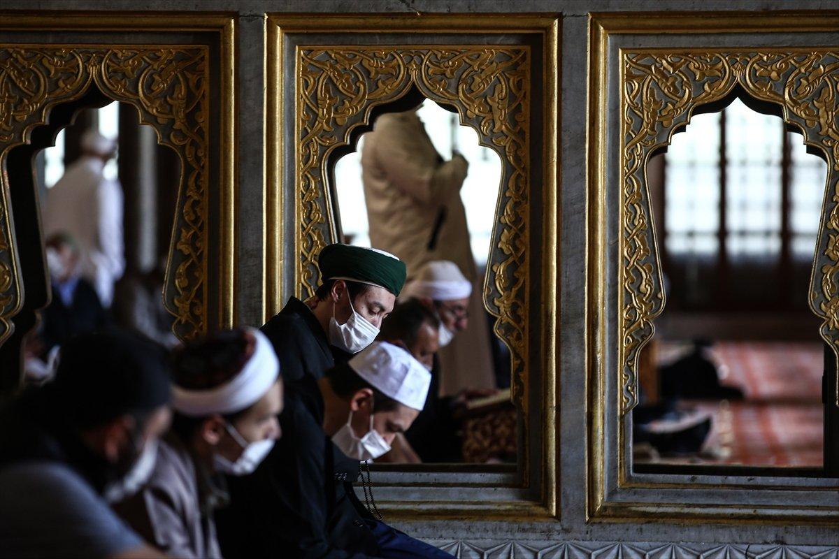 Camiler cemaatine kavuştu, cuma namazları kılındı