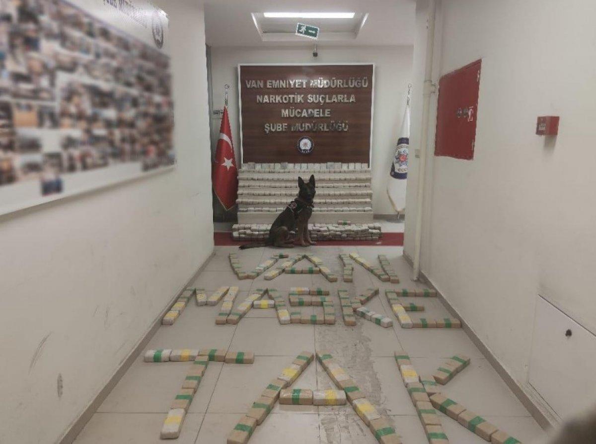 Van'da toprağa gömülü 248 kilo eroin bulundu