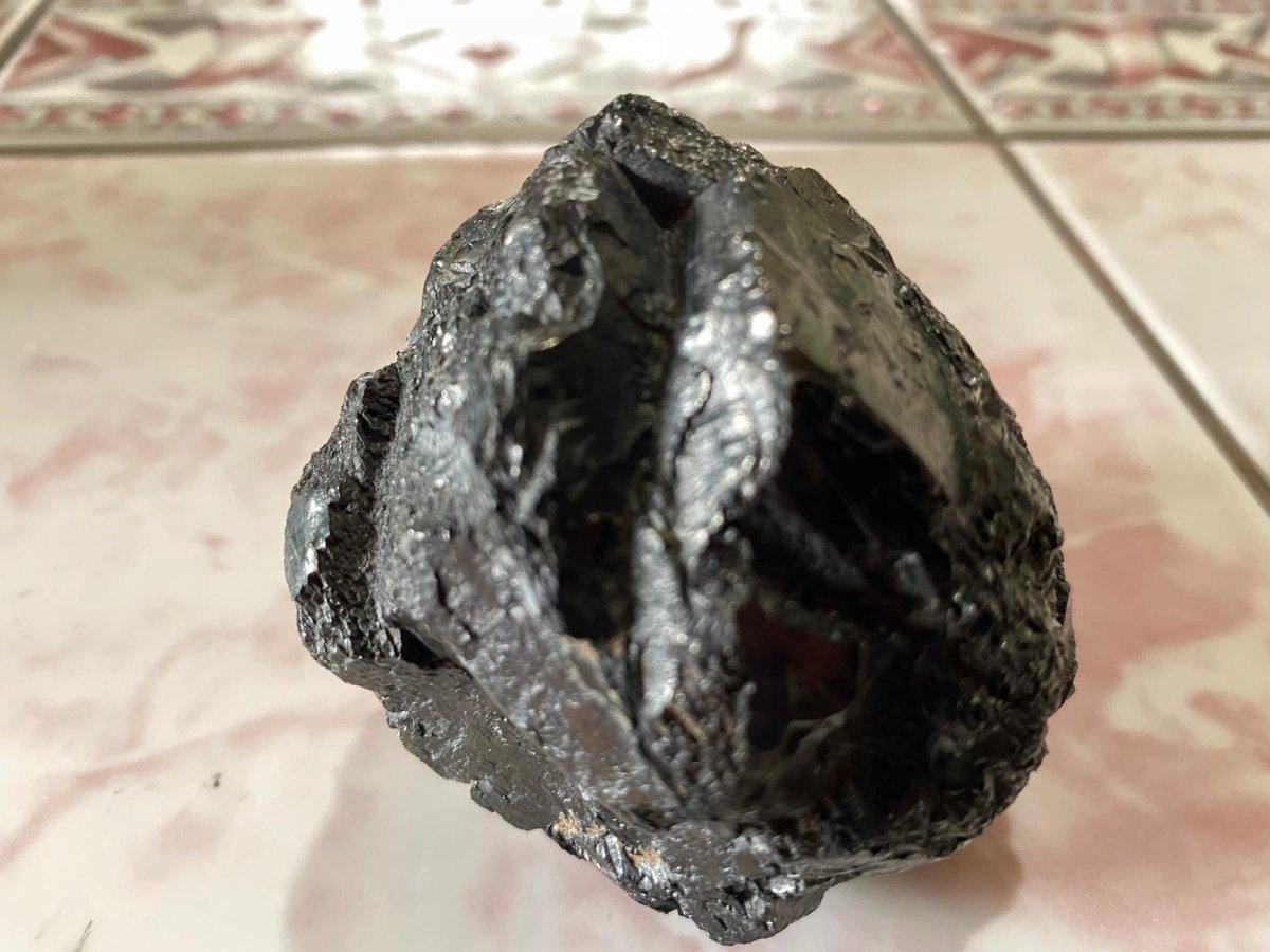 Düzce'de ot biçerken bahçede göktaşı buldu