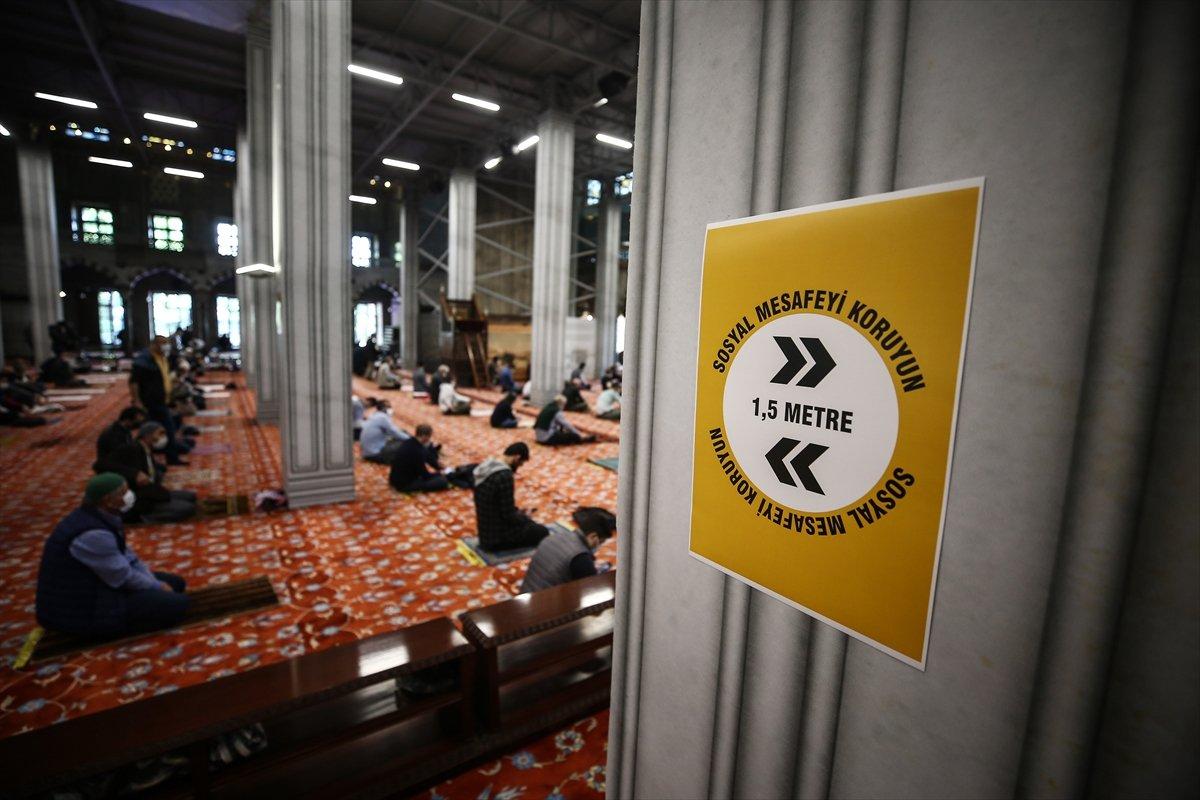 Camiler cemaatine kavuştu, cuma namazları kılındı