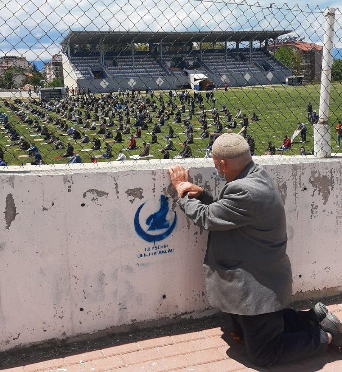 Konya'da cuma cemaatini duvarın arkasından izleyen amca