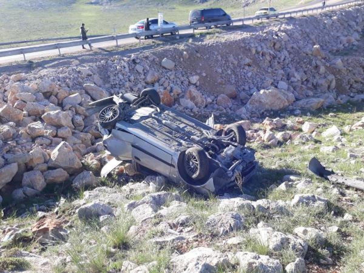 Sivas'ta otomobil şarampole devrildi