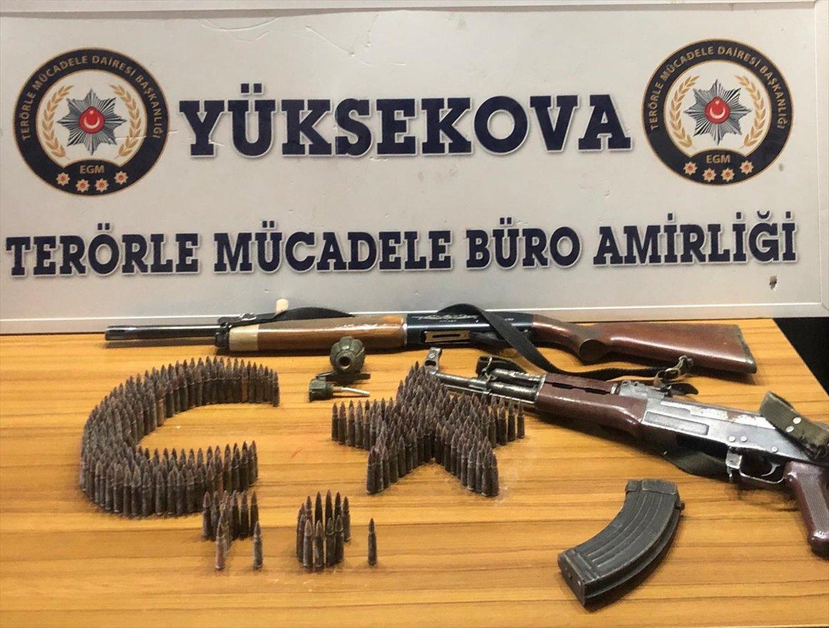 Hakkari'de bir evde silah, el bombası ve mühimmat bulundu