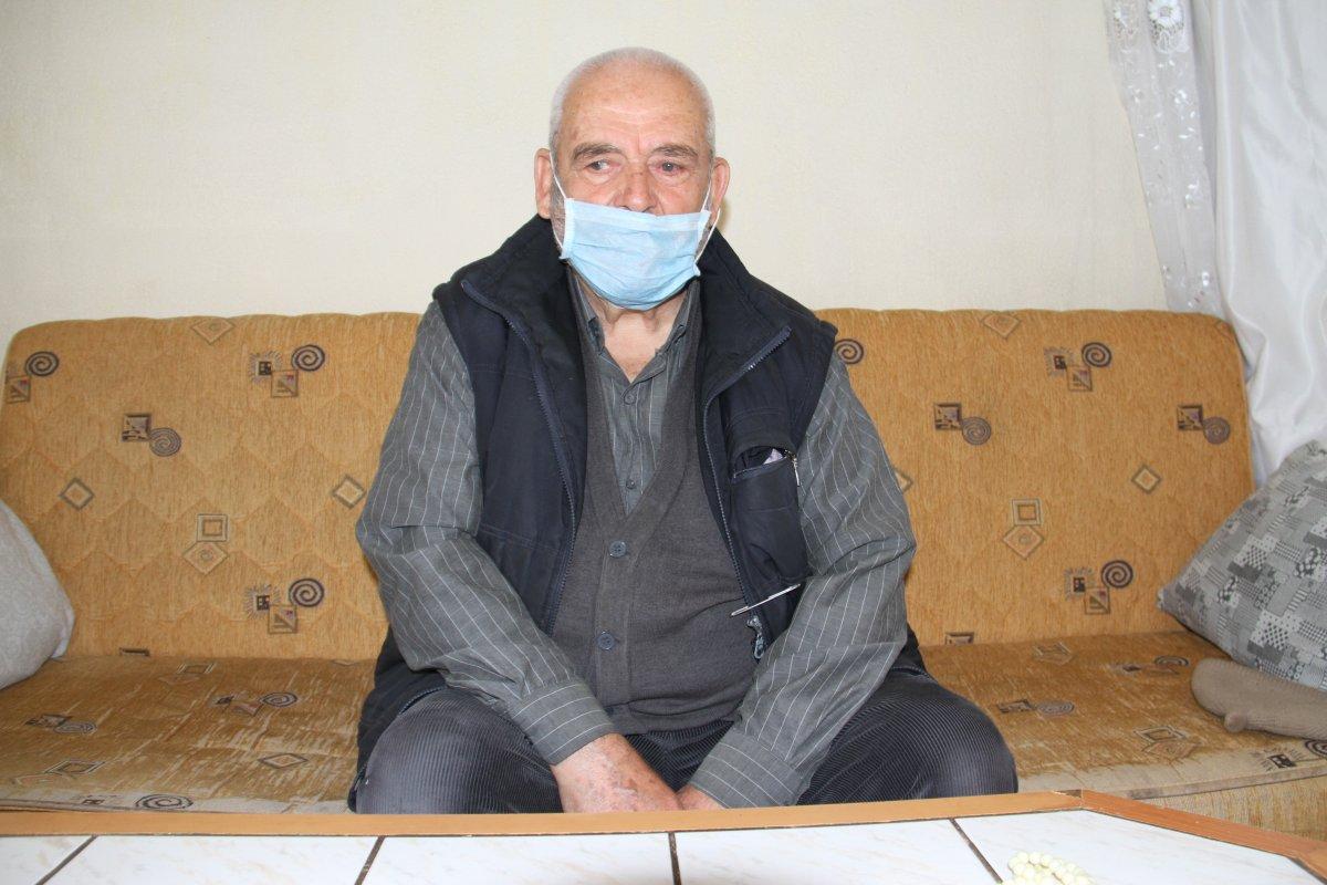 Konya'da cuma cemaatini duvarın arkasından izleyen amca