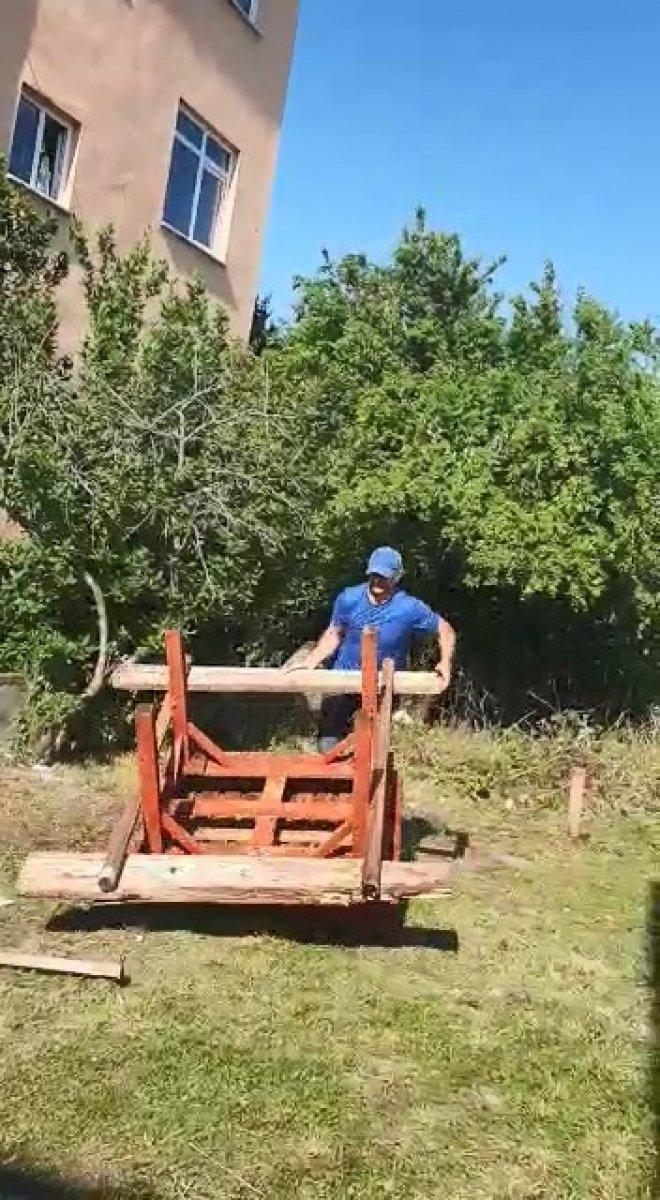 Boş arsaya çocuklar için park yaptı, darbedildi