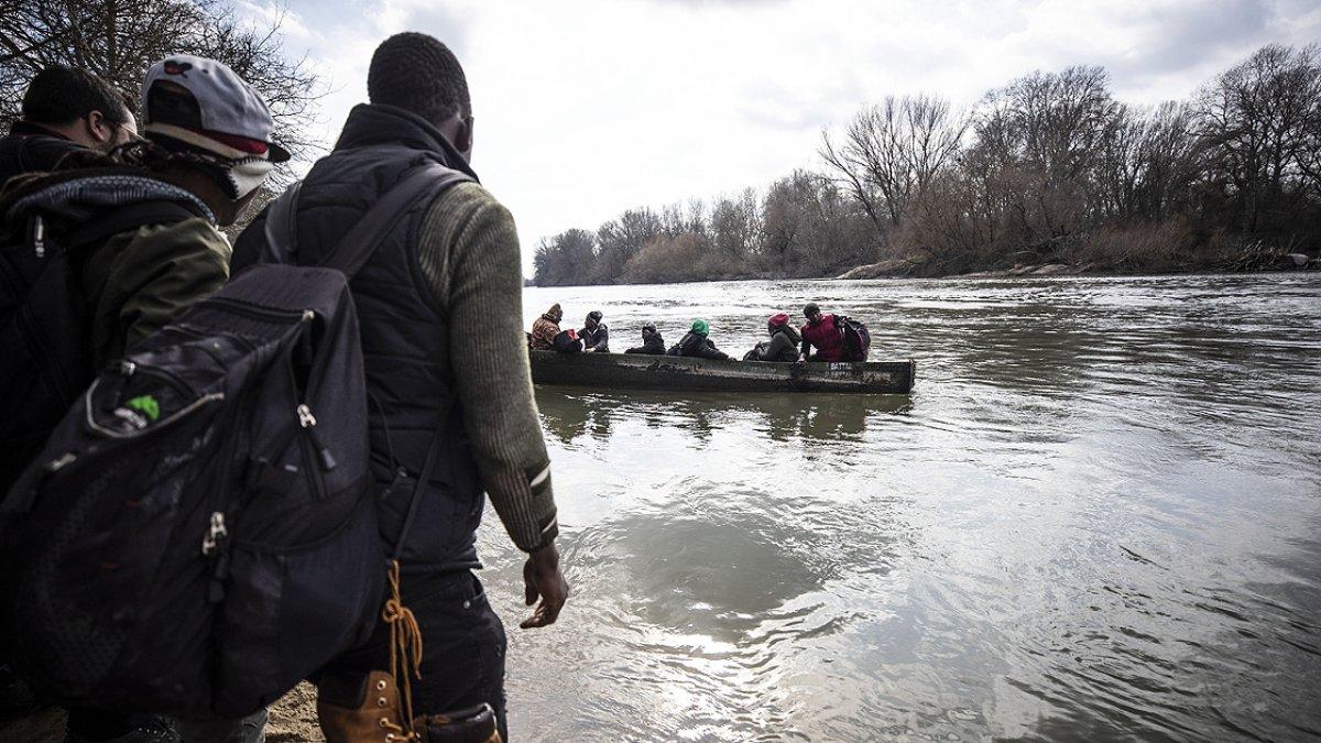 Yunanistan, mülteciler için sınıra bariyer çekiyor
