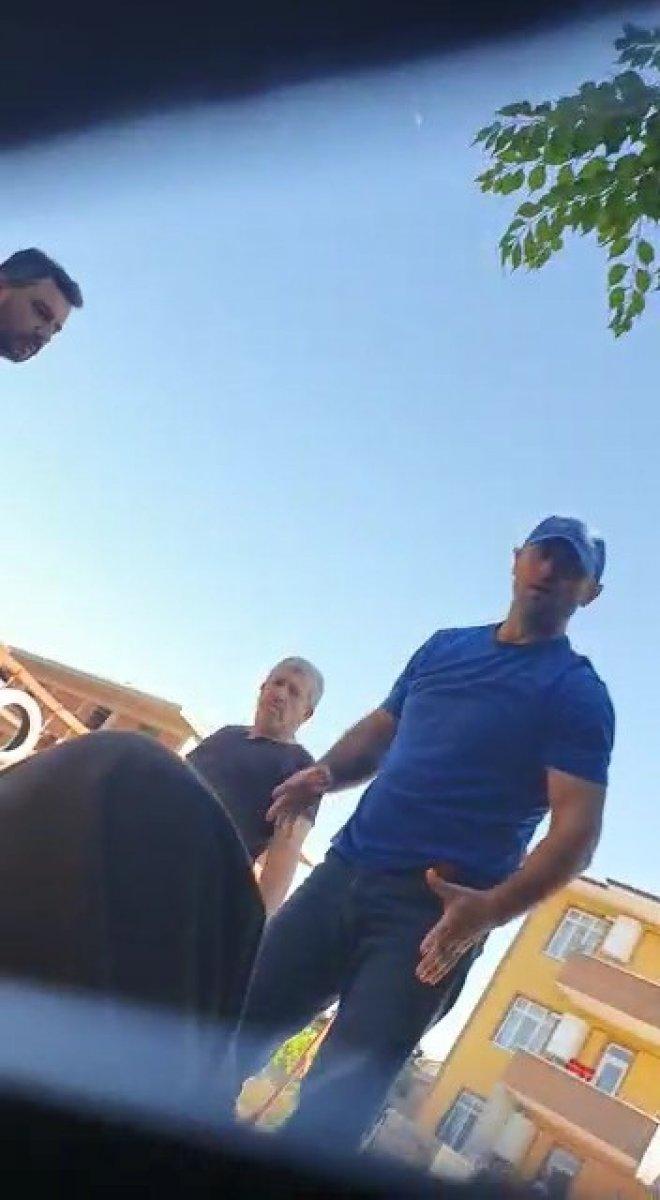 Boş arsaya çocuklar için park yaptı, darbedildi