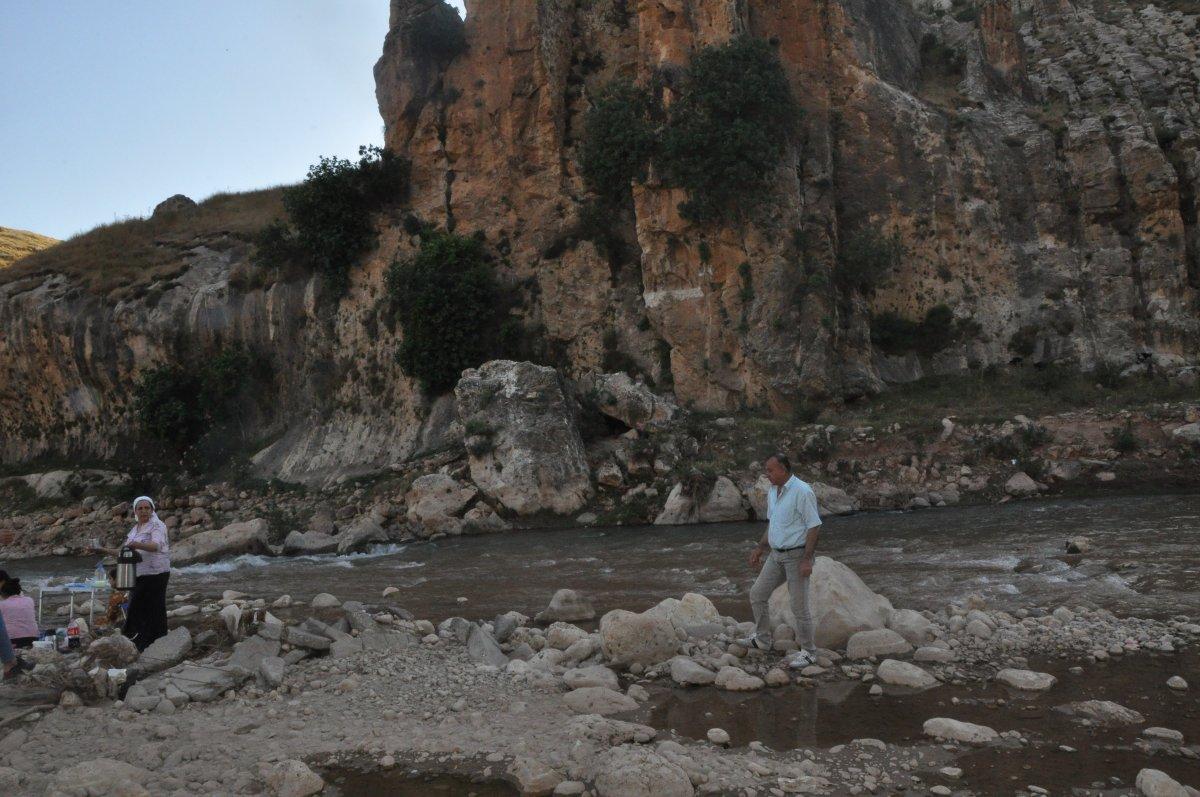 Hassas alan ilan edilen yeri, defineciler tahrip etti