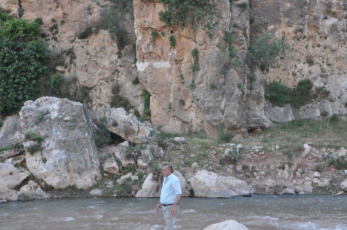 Hassas alan ilan edilen yeri, defineciler tahrip etti