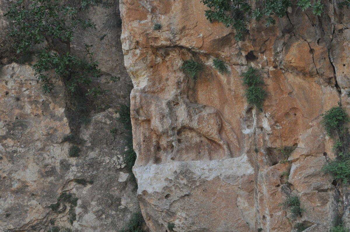 Hassas alan ilan edilen yeri, defineciler tahrip etti