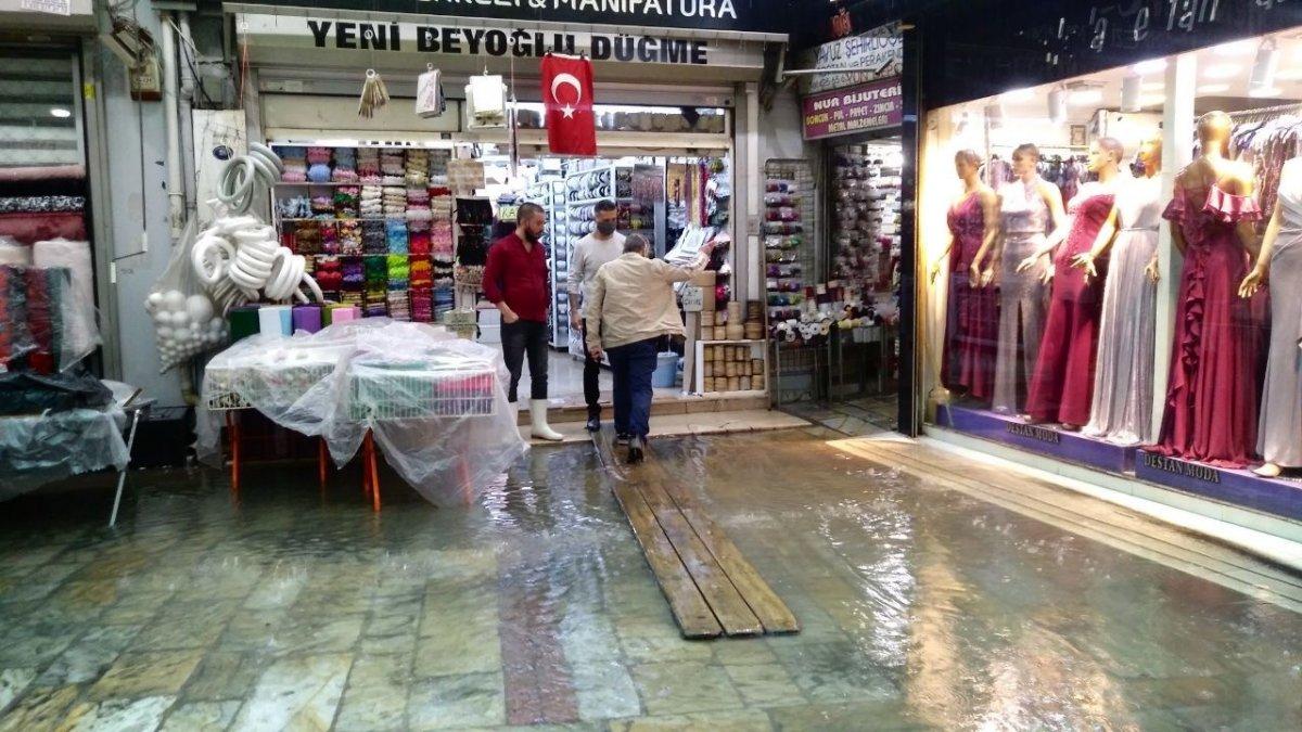 İzmir’de yağış hayatı felç etti, caddeler göle döndü