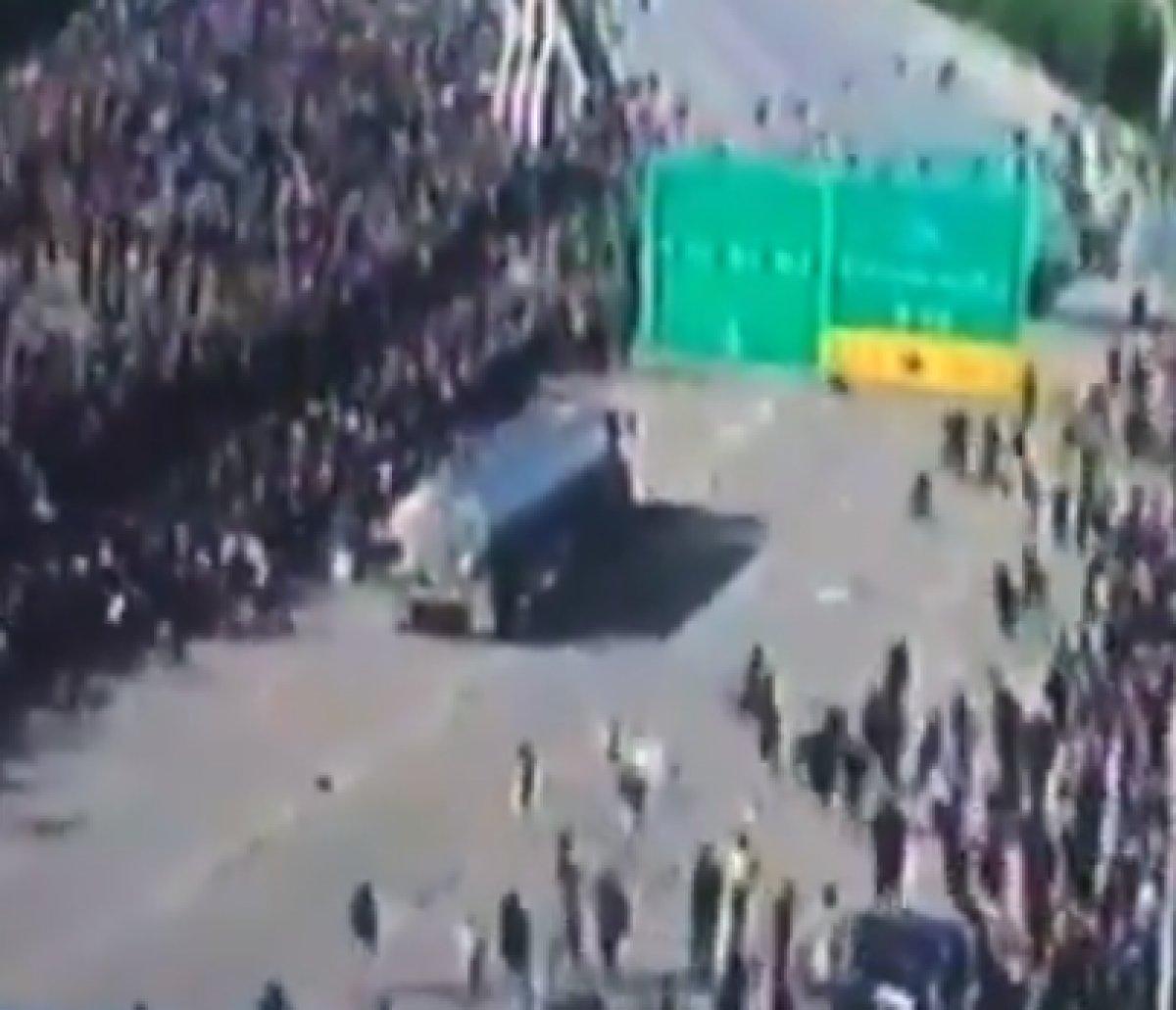 ABD'de, tankeri göstericilerin üzerine sürdü