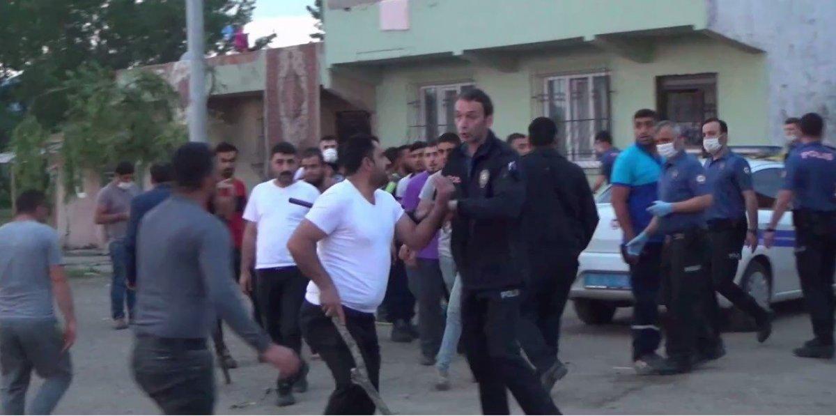 Polisi şehit edip 2 kardeşi öldüren zanlının evi taşlandı