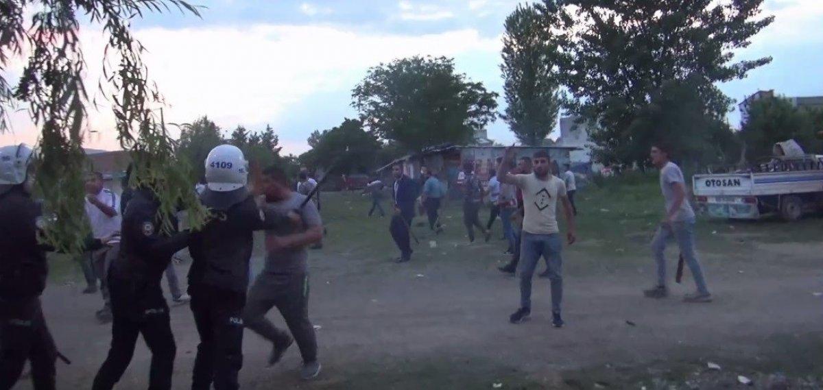 Polisi şehit edip 2 kardeşi öldüren zanlının evi taşlandı