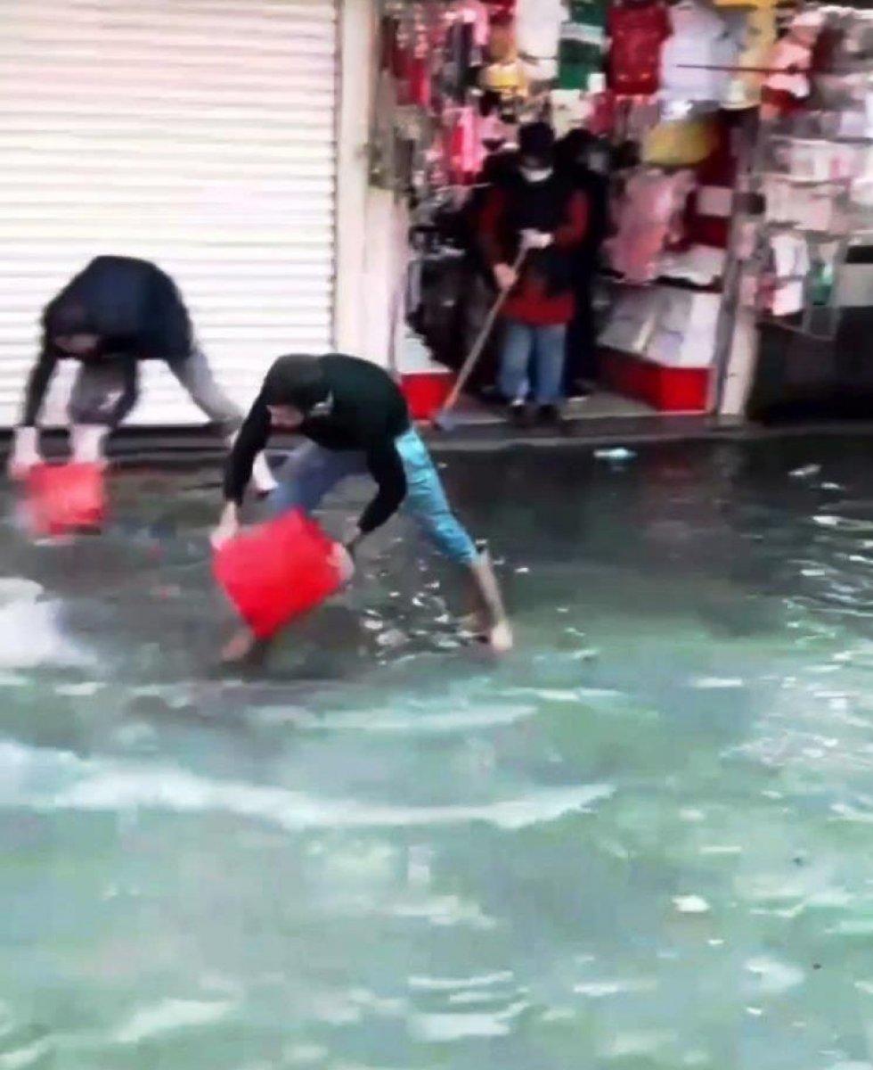 İzmir’de yağış hayatı felç etti, caddeler göle döndü