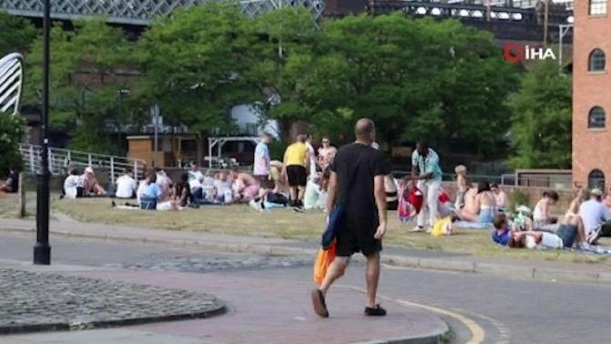 İngilizler, gruplar halinde toplanmaya başladı