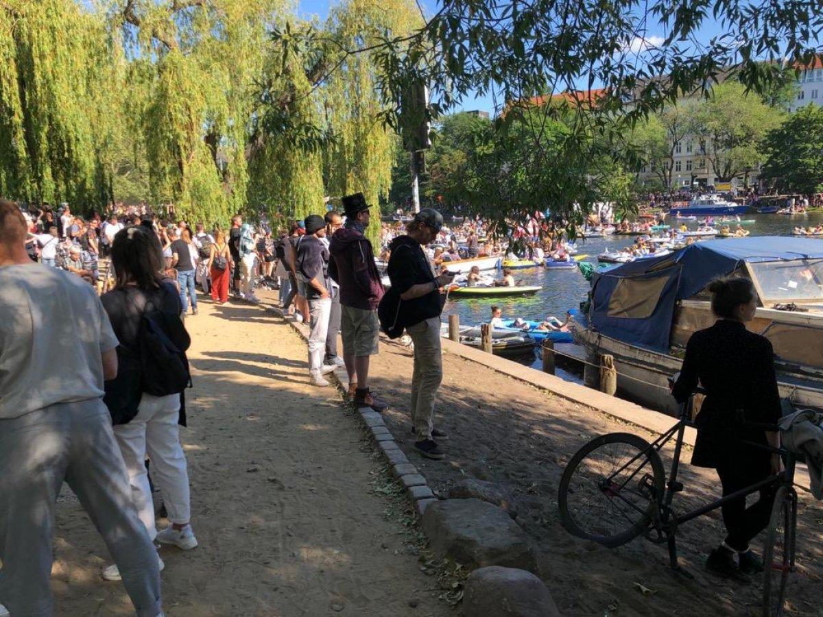 Almanya’da koronavirüs yasaklarına partili protesto