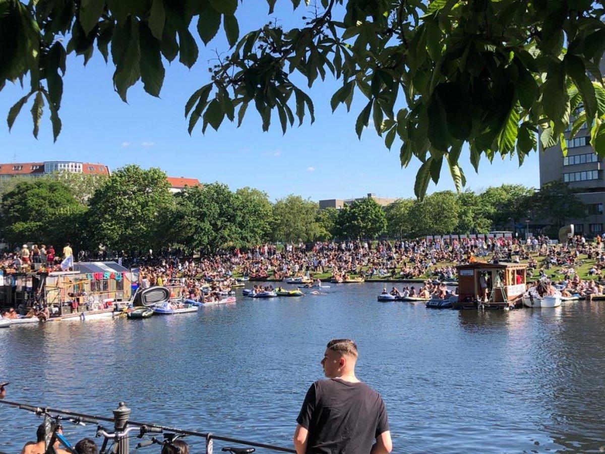 Almanya’da koronavirüs yasaklarına partili protesto