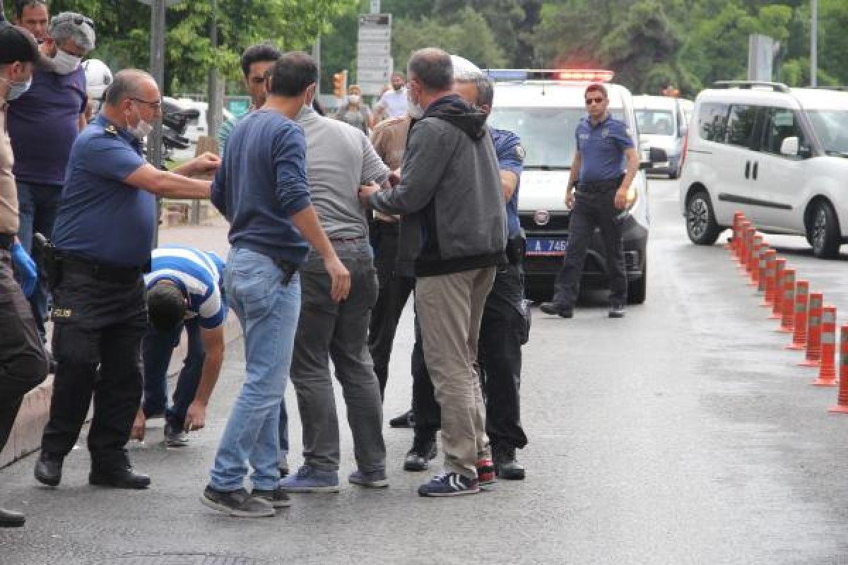'Sosyal mesafe' uyarısı yapılınca kendisine zarar verdi
