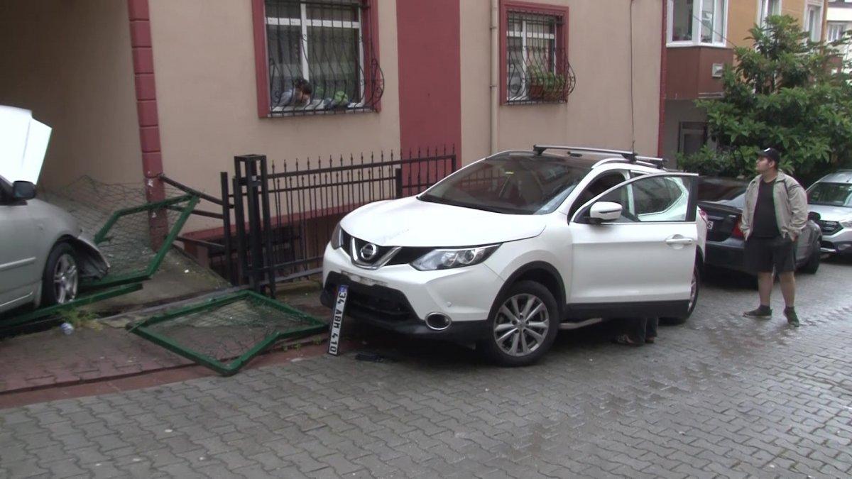 Ataşehir'de freni tutmayan araç bahçeye girdi