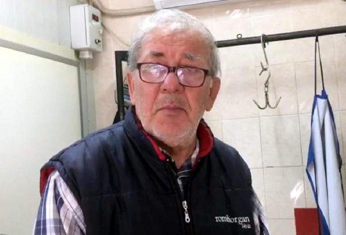 Manisa'da sokak köpeğini fırça sapıyla dövdü