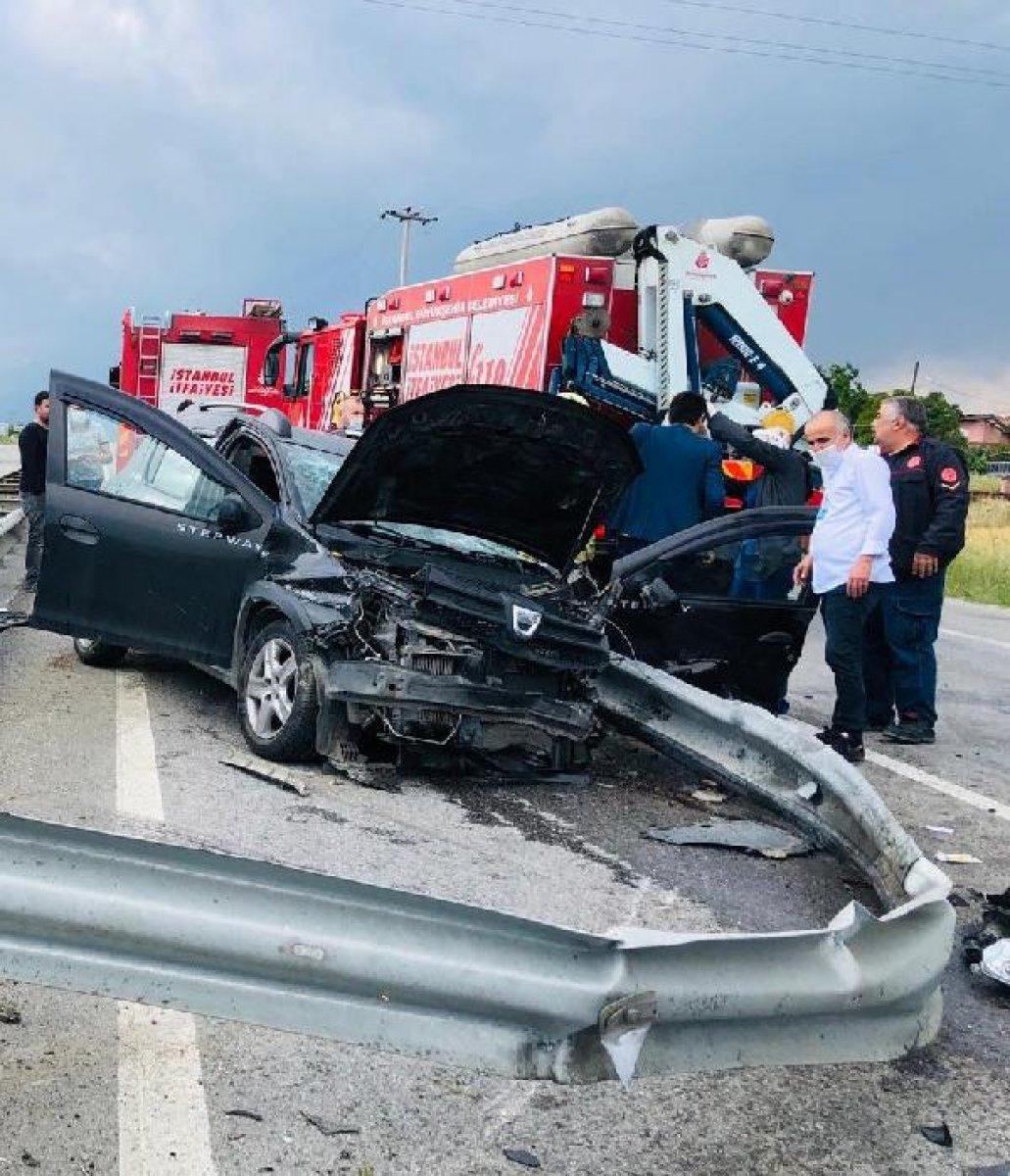 Silivri'de kontrolden çıkan araç bariyerlere çarptı